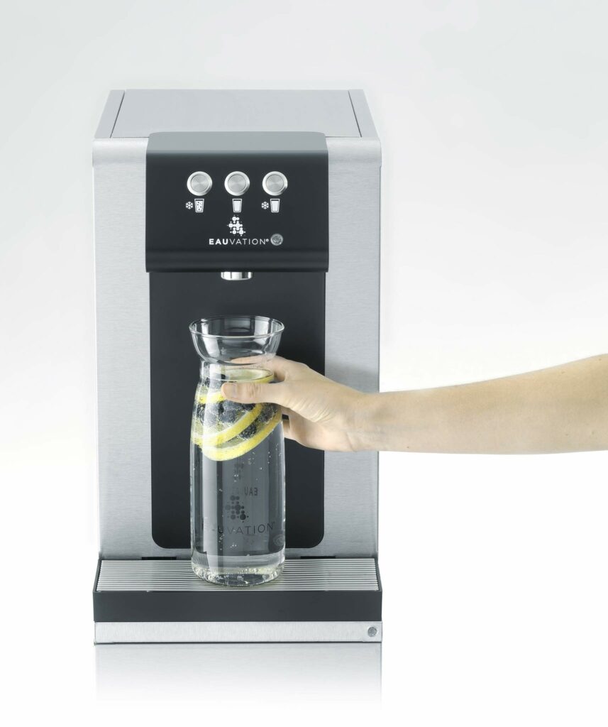 Acqua 20 Wasserspender füllt eine Wasserflasche mit bestem Trinkwassererlebnis