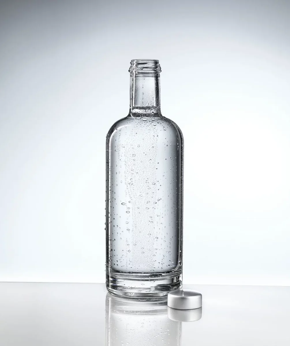Stilo Flasche auf einem spiegelglatten Untergrund in höchster Eauvation Qualität