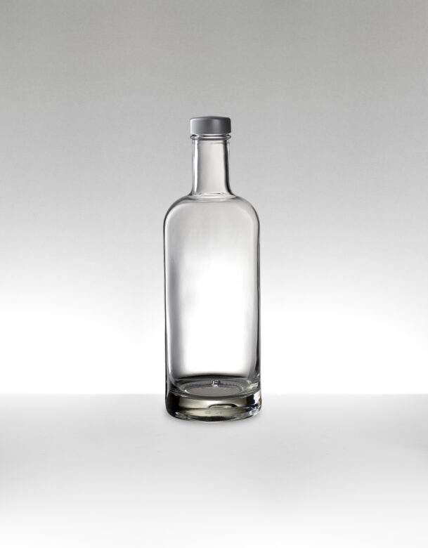 Stilo Glasflasche mit silbernen Deckel und grauem Hintergrund