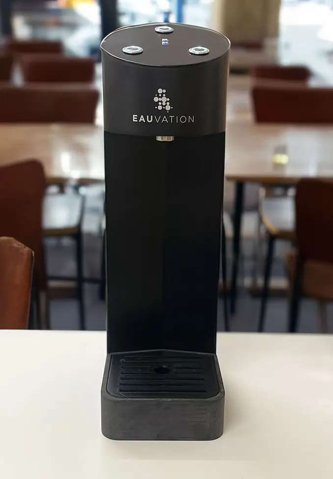 Acqua Tower steht auf einem Tisch in einem Restaurant