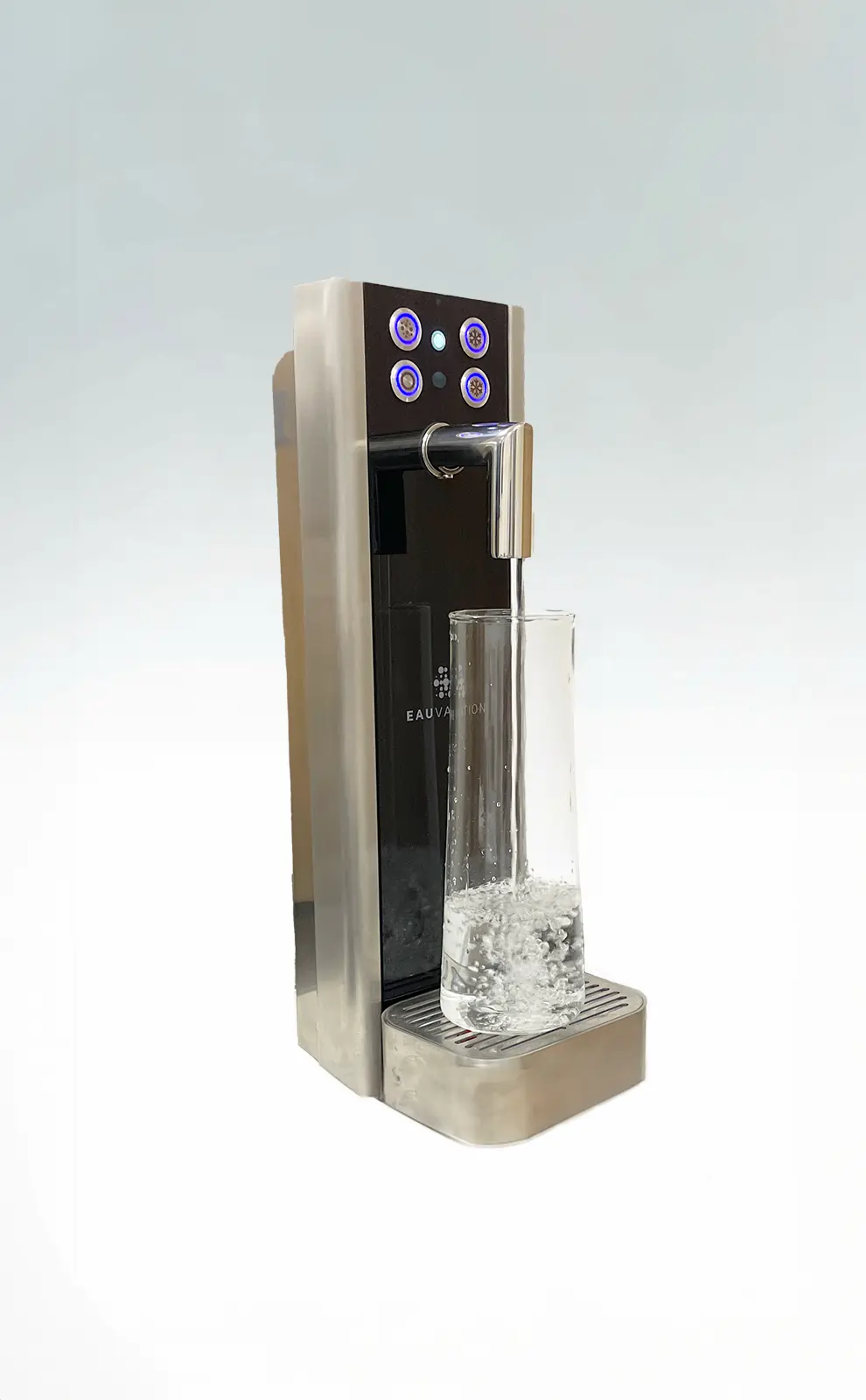 Trinkwasser per Knopfdruck mit Eauvation Wasserspender, dargestellt auf einem grau-weissen Hintergrund