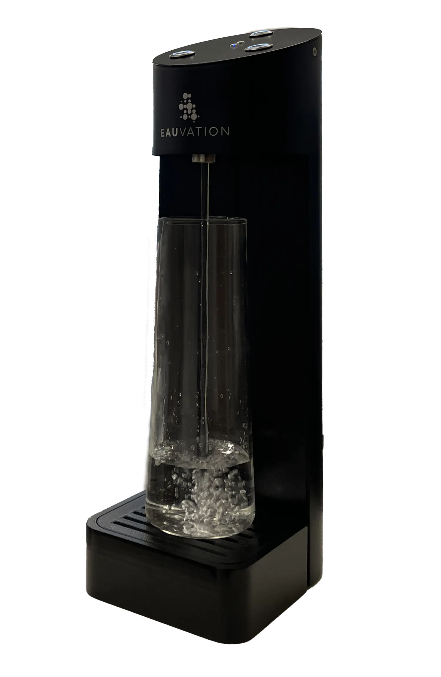 Acqua Tower füllt eine Glaskaraffe mit Wasser