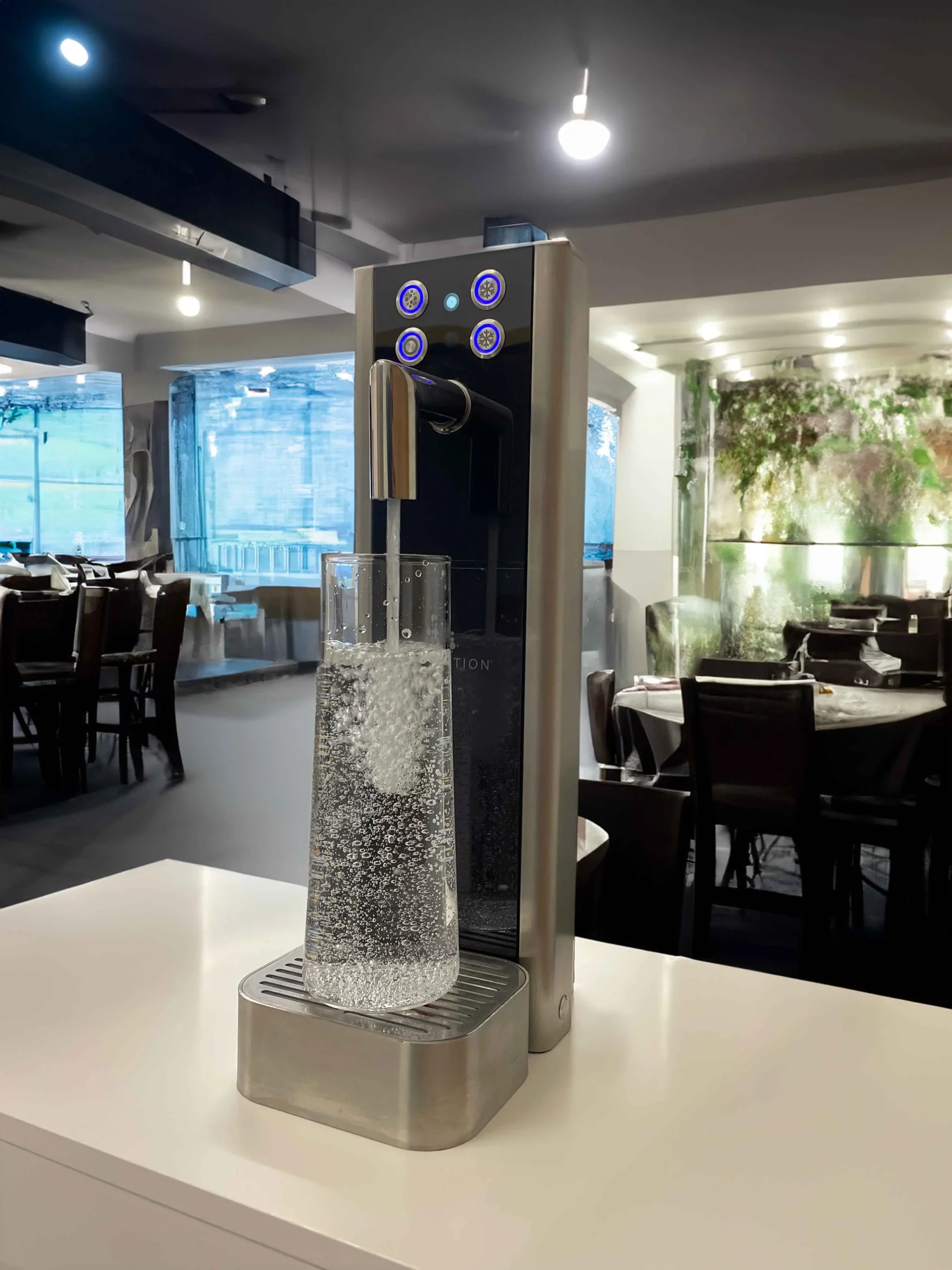 Acqua Fountain füllt eine Wasserkaraffe in einem Restaurant