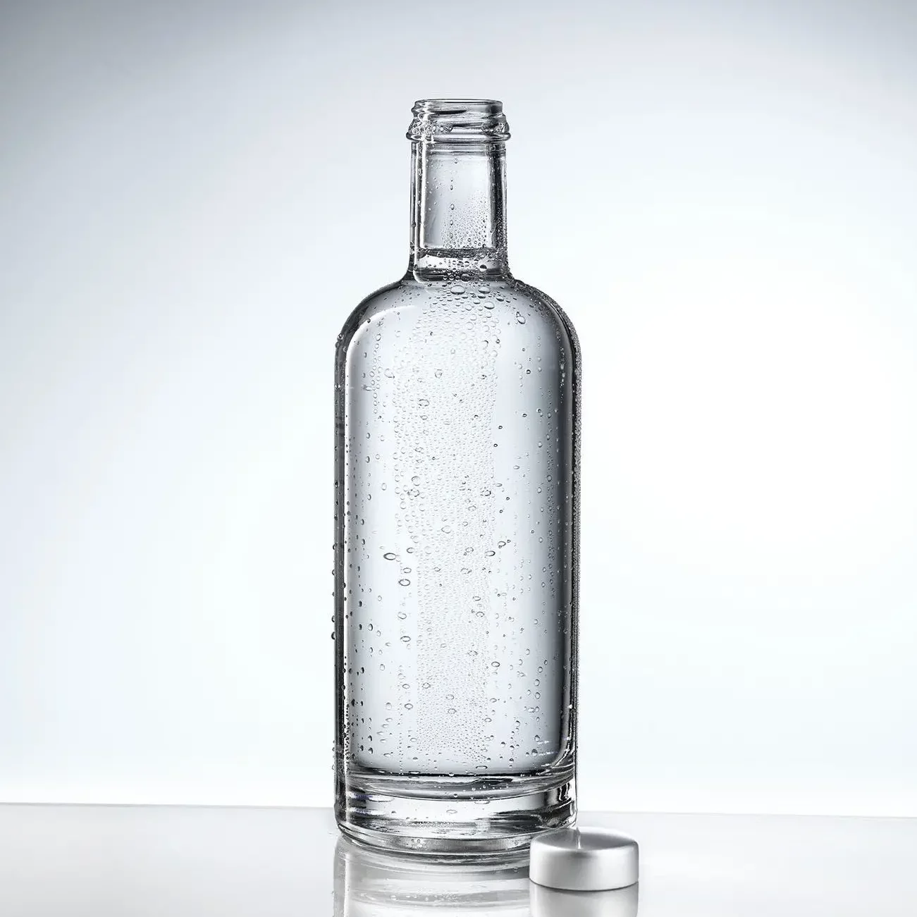 Stilo Flasche auf einem spiegelglatten Untergrund in höchster Eauvation Qualität